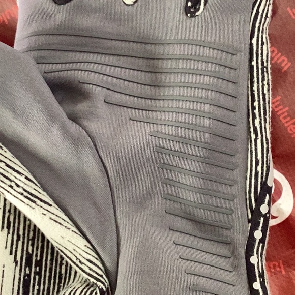 Lululemon gloves - Picture 3 of 6